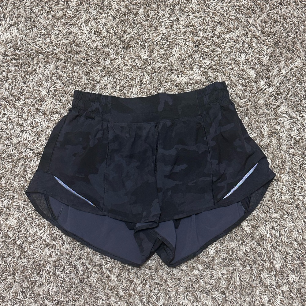 Lululemon Hotty Hot Low-Rise Lined short 2.5inch size 6